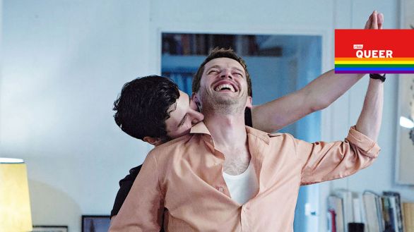 (Pierre Deladonchamps, vorne) und Arthur (Vincent Lacoste) tanzen verliebt im Pariser Apartment; Quelle: rbb/Salzgeber