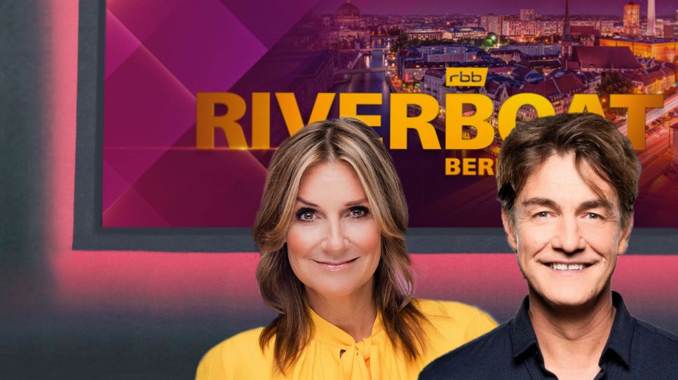 Kim Fisher und Matze Knop vor dem Riverboat Logo (Quelle: rbb/Stephan Pick)