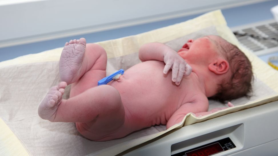 Neugeborenes Baby liegt auf einer Waage (Bild: Colourbox)