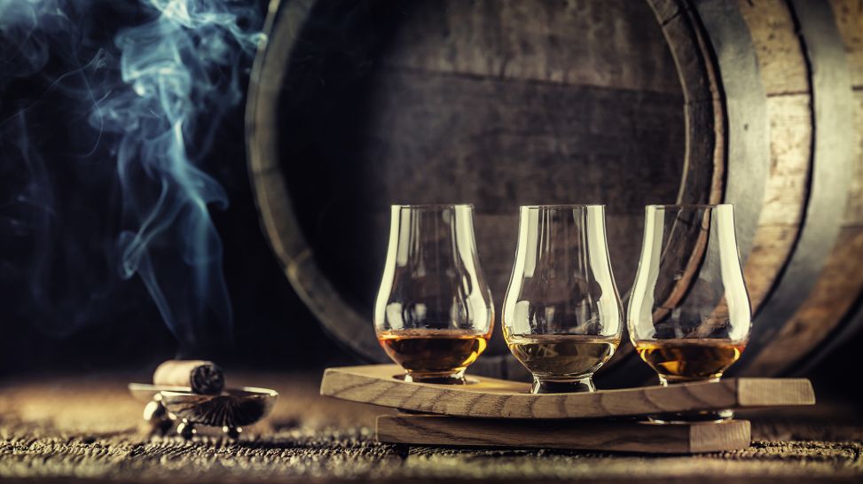 Symbolbild Whisky, Alkoholverkostung , drei Whiskygläser vor Whiskyfass (Bild: Colourbox)