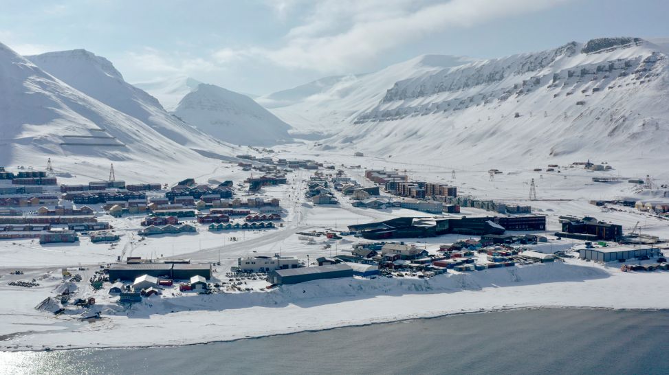 Longyearbyen: Mit 2500 Menschen aus 54 Nationen der größte Ort auf Spitzbergen (Bild: WDR/Alpha Container GmbH)
