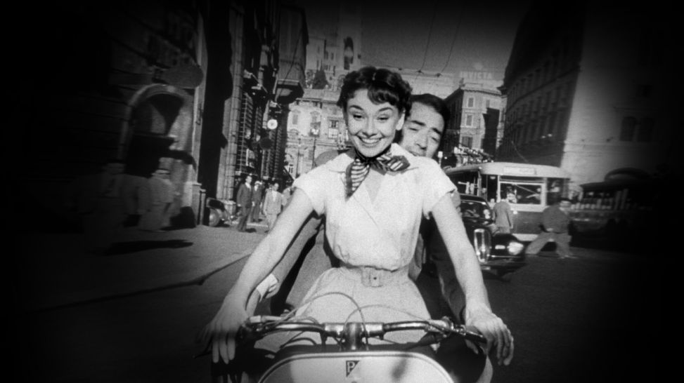 Prinzessin Anne (Audrey Hepburn) verbringt mit Joe Bradley (Gregory Peck) einen aufregend schönen Tag, an dem sie alles tun kann, was normale Menschen tun (Quelle: BR/Telepool)