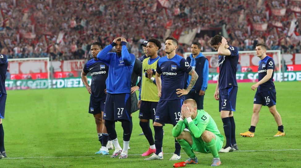 entstäuschte Spieler vom Hertha BSC (Quelle: IMAGO/Eibner)