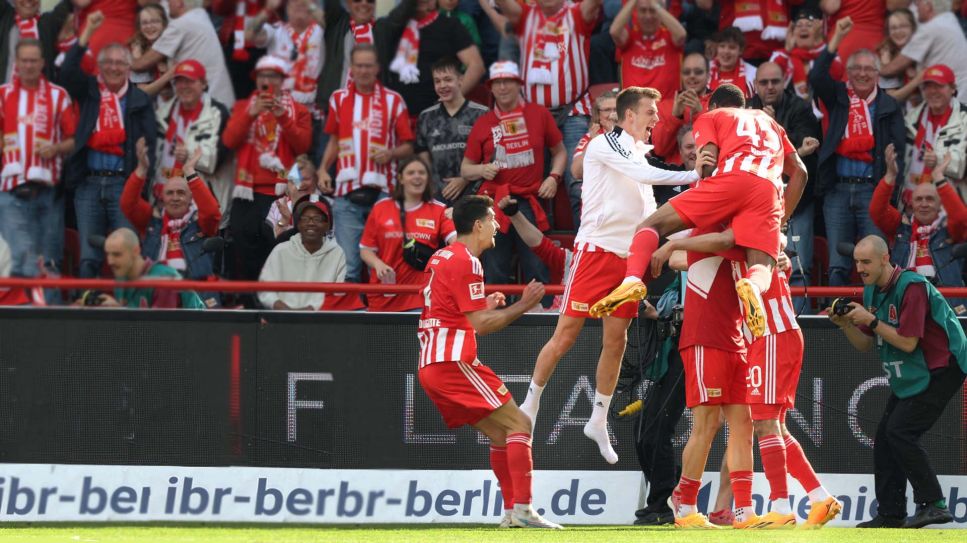 Spieler vom 1.FC Union springen vor Freude (Quelle: IMAGO/Nordphoto)