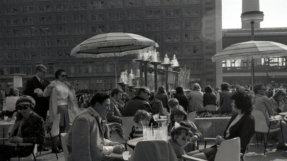 Gäste in einem Cafe auf dem Alexanderplatz im Mai 1970 (Bild: IMAGO / Marco Bertram)