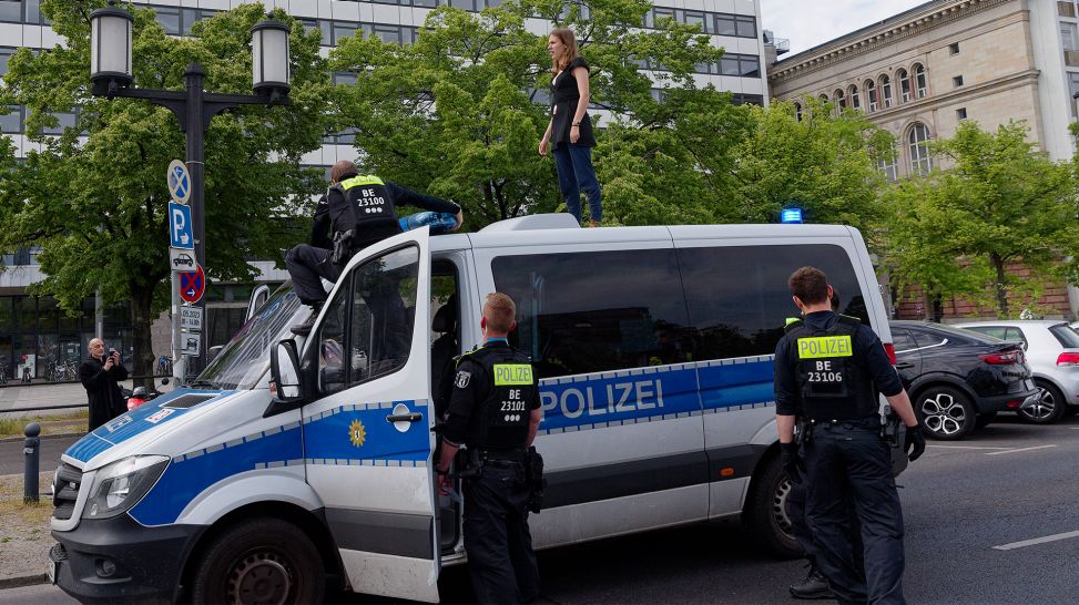 Polizeiaktion gegen Gruppe Letzte Generation, deren Vertreter sich am 23.05.2023 auf der Straße des 17. Juni vor dem Haupteingang der TU Berlin festgeklebt haben (Bild: IMAGO / Jürgen Heinrich)