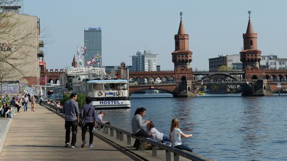 Spaziergänger genießen am 18.04.2018 an der Oberbaumbrücke am Ufer der Spree die Sonne (Bild: picture alliance/dpa-Zentralbild/Jens Kalaene)
