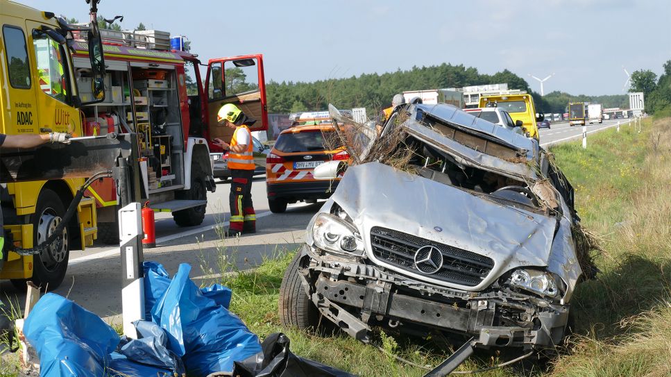 Autowrack steht am 03.09.2021 an der Unfallstelle an der Autobahn A12 am Dreieck Spreeau (Bild: picture alliance/dpa/BLP | Christian Sappeck)