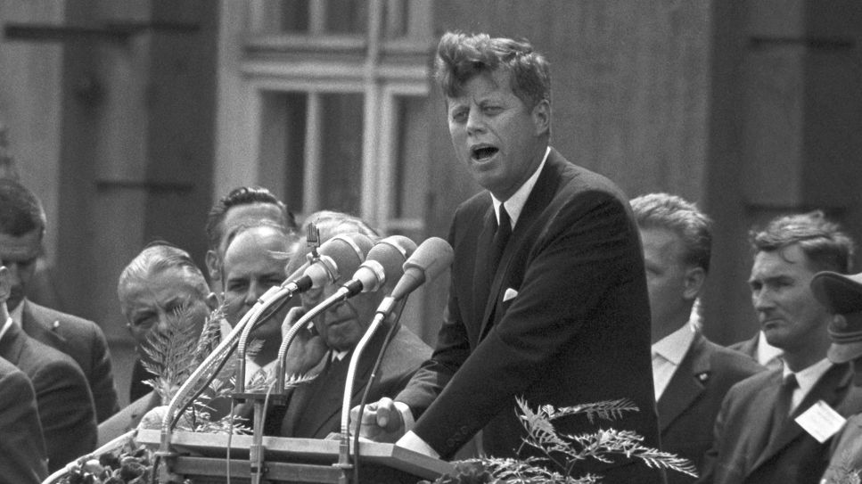 "Ich bin ein Berliner" - John F. Kennedy bei seiner historischen Rede am 26.06.1963 vor dem Rathaus Schöneberg in Berlin (Bild: picture alliance / dpa)