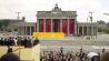 Kennedy an Berliner Mauer, Blick auf verhängtes Brandenburger Tor (Quelle: picture alliance/ASSOCIATED PRESS/Anonymous)