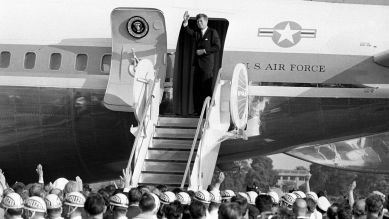 Kennedy winkt vor seinem Abflug auf dem Flughafen Tegel den Berlinern zu (Quelle: picture alliance/dpa Fotografen)