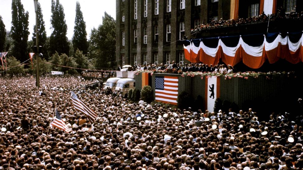 J.F.Kennedy, Blick über Menschenmassen vor dem Schöneberger Rathaus (Quelle: picture alliance/akg-images)