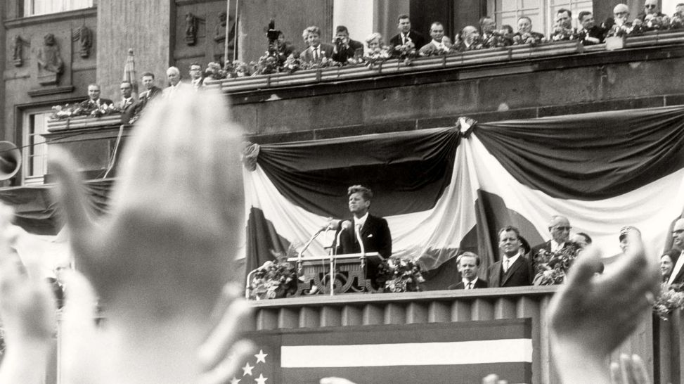 Rede von John F. Kennedy vor dem Rathaus Schöneberg in Berlin (Quelle: picture alliance/brandstaetter images/Votava)