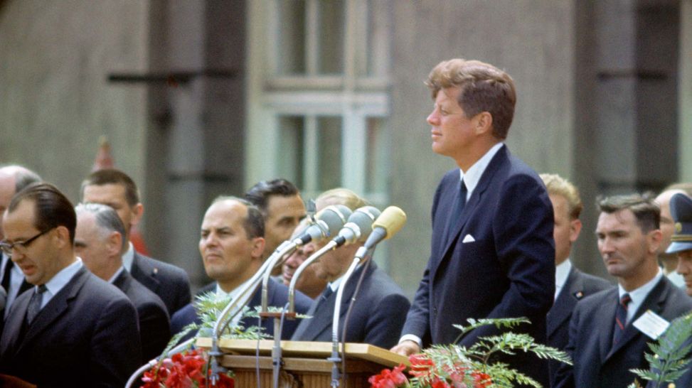 John F. Kennedy während seiner Rede vor dem Schöneberger Rathaus in Berlin (Quelle: picture alliance/dpa/Heinz-Jürgen Göttert)