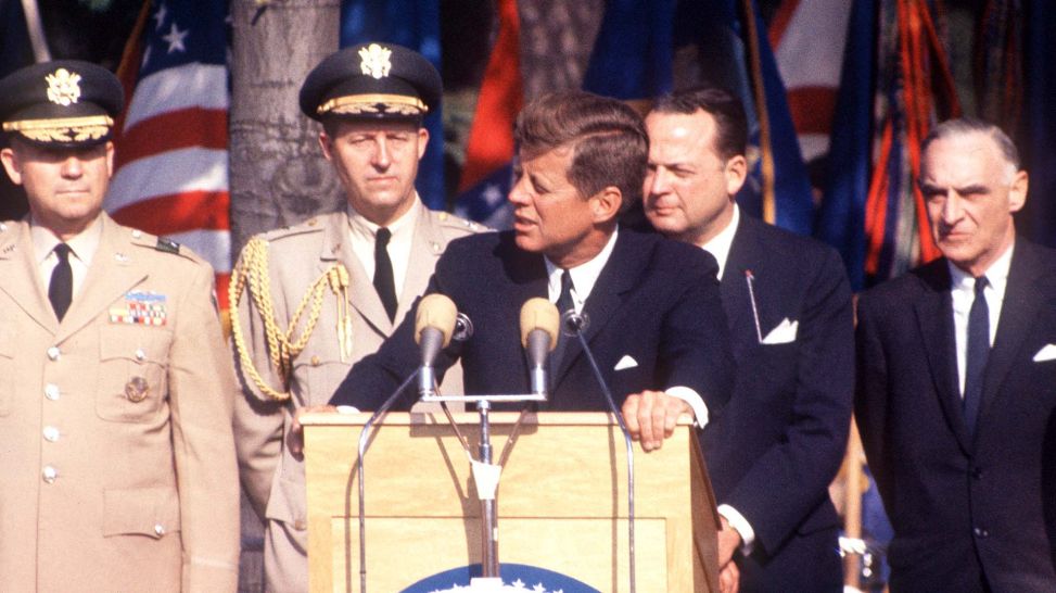 Kennedy hält Rede im US-Hauptquartier (Quelle: picture-alliance/Sven Simon)