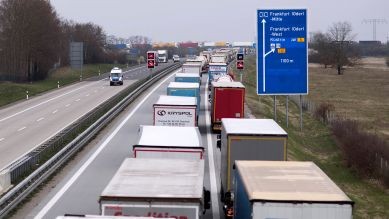 Stau von LKWs auf der Autobahn A12 in Fahrtrichtung Polen im Stau (Bild: IMAGO / IPON)