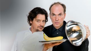 Koch Michi (Fritz Karl) und Restaurantkritiker Harry Dumont (Herbert Knaup) servieren eine Banane; Quelle: ARD Degeto/Frank Dicks