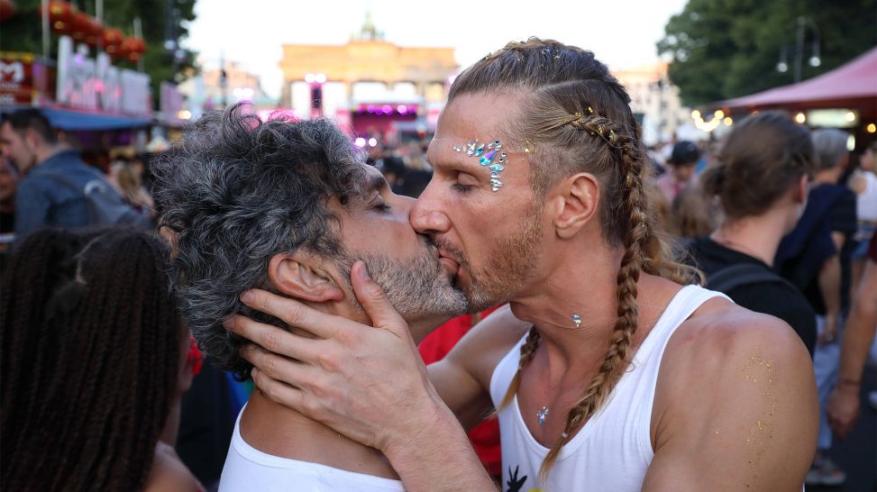 Homosexuelles Paar küsst sich leidenschaftlich vor dem Brandenburger Tor, Berlin Pride 2022 (Bild: IMAGO / Müller-Stauffenberg)
