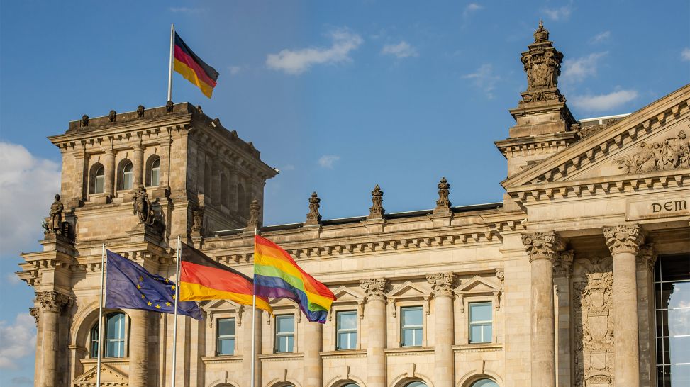 Europa-, Deutschland und Regenbogenflagge vor Bundestag am 23.07.2022 (Bild: IMAGO / Virginia Garfunkel)