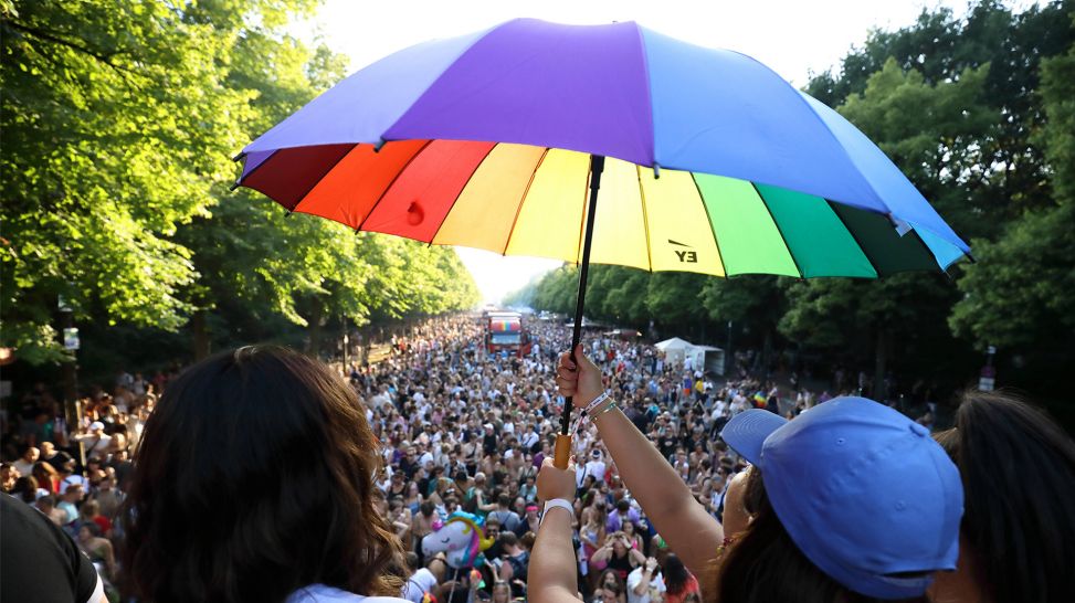 Schirm in 'Regenbogenfarben vor Demo zum CSD 2022 in Berlin (Bild: IMAGO / Müller-Stauffenberg)