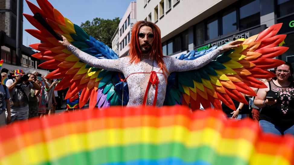 Teilnehmer als Drag Artist beim Christopher Street Day 2023 in Köln (Bild: IMAGO / Panama Pictures)