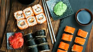 Sushi mit Wasabi, Sojasauce und Stäbchen (Bild: Colourbox)
