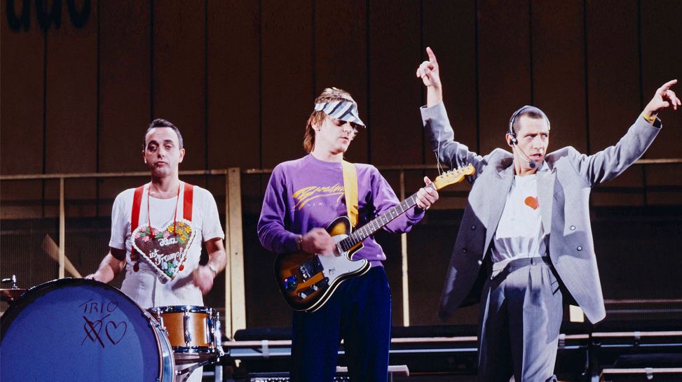 Band Trio (Schlagzeuger Peter Behrens, Gitarrist Kralle Krawinkel, Sänger Stephan Remmler, Deutschland) bei der ZDF-Hitparade am 21.11.1983; Quelle: IMAGO / United Archives 1983