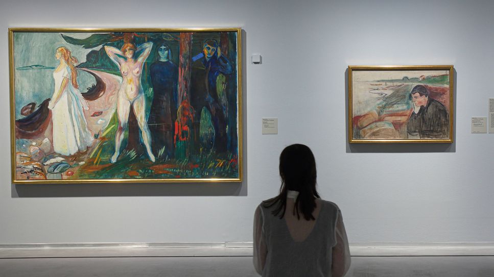 Besucherin vor Bildern des Malers Edvard Munch (Berlinische Galerie); Quelle: IMAGO / epd