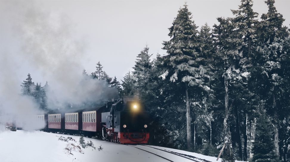 Historischer Dampfzug fährt auf den Brocken im Harz durch schneebedeckten Wald (Bild: Colourbox)