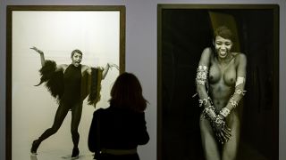 Besucherin betrachtet Bilder in einer Josephine-Baker-Ausstellung (Bild: picture alliance / epd-bild | Meike Boeschemeyer)