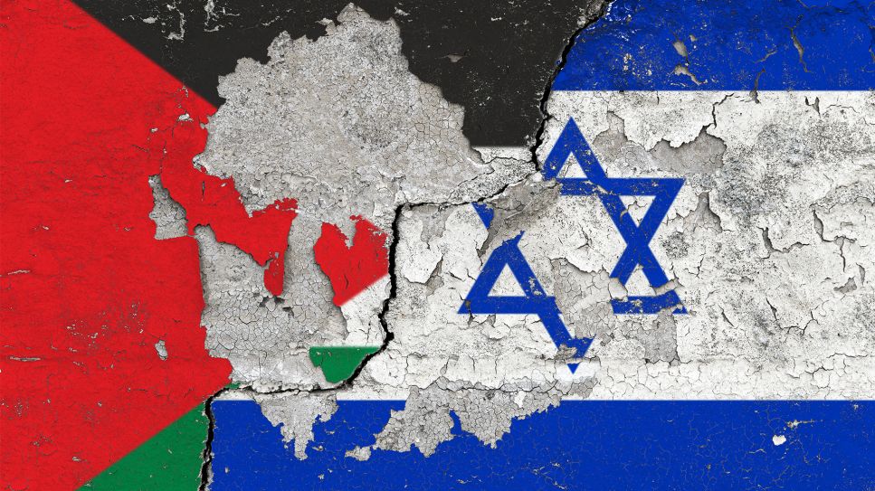 Die Nationalflaggen von Palästina und Israel auf einer Wand mit aufgeplatzter Farbe und einem schrägen, dicken Riss (Bild: picture alliance / SULUPRESS.DE | Torsten Sukrow)
