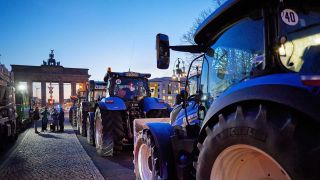 Zahlreiche Traktoren stehen am 08.01.2024 bei einem Bauernprotest auf der Straße des 17. Juni vor dem Brandenburger Tor (Bild: picture alliance/dpa | Jörg Carstensen)