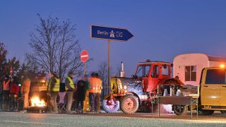 Landwirte blockieren am 10.01.2024 zu früher Stunde mit ihren Fahrzeugen die Auffahrt auf die Autobahn A12 in Richtung Berlin (Bild: picture alliance/dpa | Patrick Pleul)