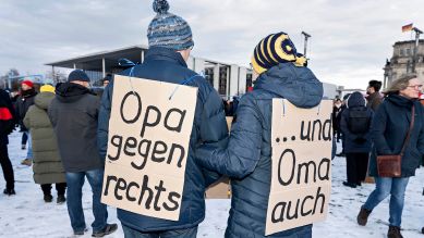 Pärchen mit Schild auf dem Rüchen "Opa gegen rechts ... und Oma auch" auf Demonstration gegen Rechtsextremismus und die AfD am 21.01.2024 in Berlin (Bild: picture alliance / Geisler-Fotopress | Stefan Zeitz)