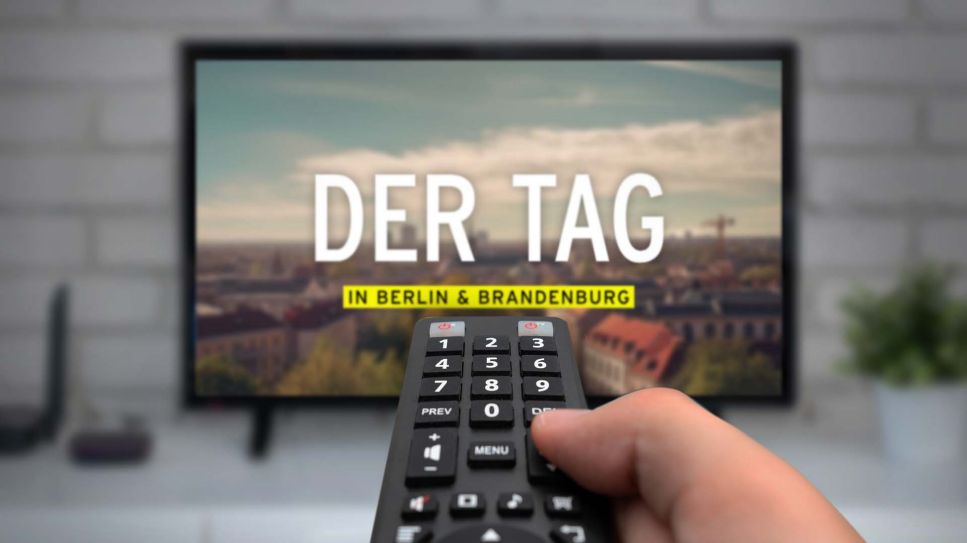 Montage: Fernbedienung, Logo von "Der Tag" im TV (Quelle: rbb/coloubox)