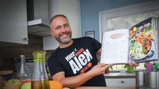 Alexander Flohr in Küche mit Kochbuch (Quelle: picture alliance/dpa|Patrick Pleul)