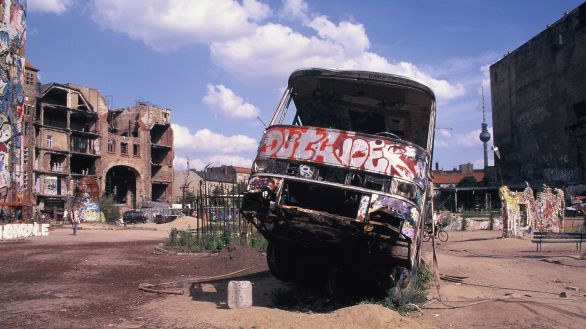 Schrottbus ragt aus der Erde, Kunsthaus Tacheles im Jahre 1995 (Foto: picture alliance/dpa/Horst Galuschka)