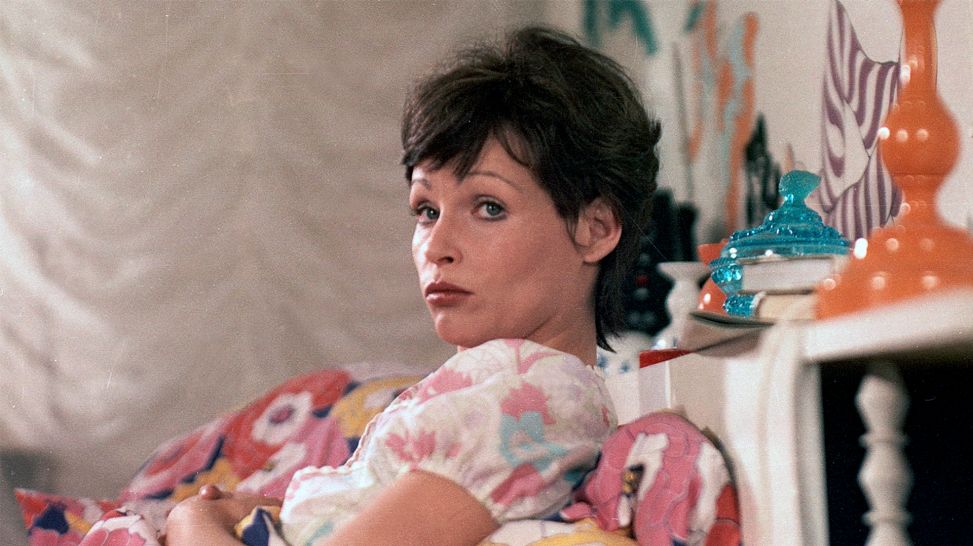 Angelika Minhoff (Angelica Domröse) im Bett; Szene aus dem Film "Mein lieber Mann und ich"; Quelle: rbb/DRA/Alexander Schittko