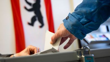 Wähler steckt Wahlzettel in Wahlurne in einem Wahllokal in Neukölln in Berlin am 12.02.2023 (Bild: IMAGO / Emmanuele Contini)