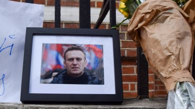 Anhänger von Alexej Nawalny hinterlassen am 16.02.2024 Blumen vor der russischen Botschaft in London, als der Oppositionsführer im Gefängnis in Russland stirbt (Bild: IMAGO / ZUMA Wire)