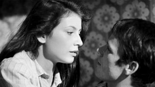 Marta (Marijam Agischewa) verführt ihren Nachbarn Monty (Walter Plathe); Szene aus dem Film "Marta, Marta"; Quelle: rbb/DRA/Barbara Berthold