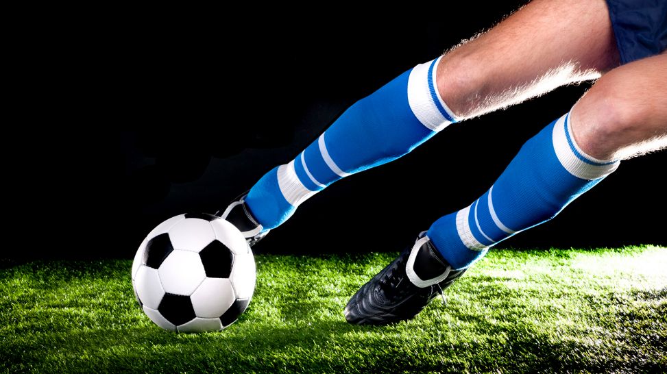 Fußballspieler tritt gegen den Ball; Symbolbild Fußball (Bild: Colourbox)