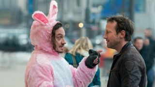 Axel (Tim Grobe) im rosa Hasenkostüm spricht mit Falke (Wotan Wilke Möhring); Quelle: rbb/NDR/Christine Schroeder