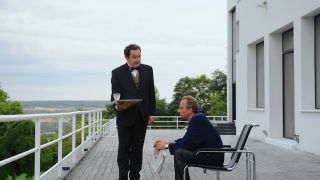 Paul-André (Benoit Poelvoorde) und sein Butler (Francois Morel), Szene aus dem Film "Familie zu vermieten"; Bild: SWR/Studiocanal