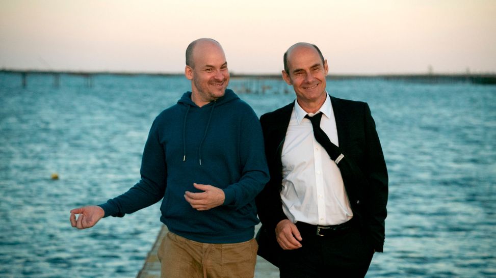 Igor (Alexandre Jollien) und Louis (Bernard Campan) freudestrahlend am Meer; Szene aus dem Film "Glück auf einer Skala von 1 bis 10"; Quelle: rbb/SWR/Elle Driver