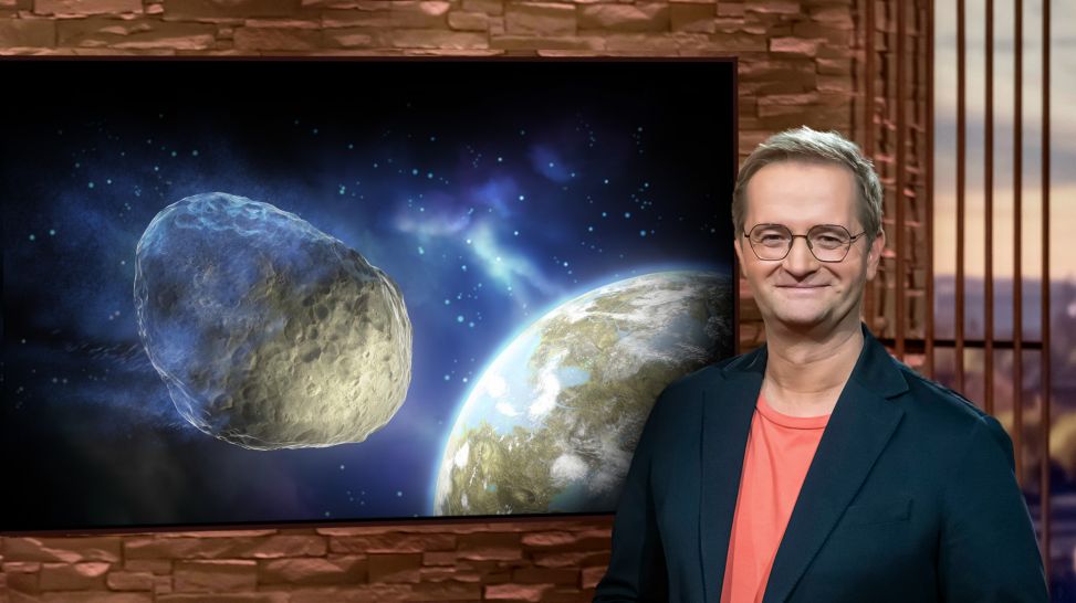 Montage: Moderator Christian Matthée im Studio von DER TAG, auf dem Monitor im Hintergund ein Asteroid (Quelle: rbb/picture alliance/Zoonar)