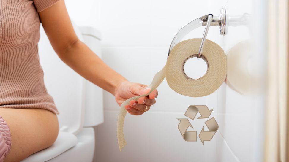 Collage: Frau auf Toilette zieht Papier von der Rolle, Recycling-Symbol (Quelle: colourbox)