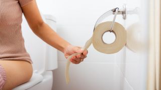 Collage: Frau auf Toilette zieht Papier von der Rolle, (Quelle: colourbox)