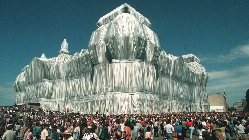 1995: Rund um den Verhüllten Reichstag drängen sich zahlreiche Besucher, um das Werk des amerikanischen Verpackungskünstlers Christo zu sehen, Foto: picture-alliance / dpa | Wolfgang Kumm