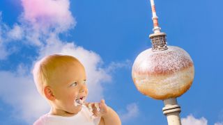 Fotomontage: Kind mit klebrigen Fingern, Pfannkuchen als Kugel des Berliner Fernsehturms (Quelle: rbb/colourbox)